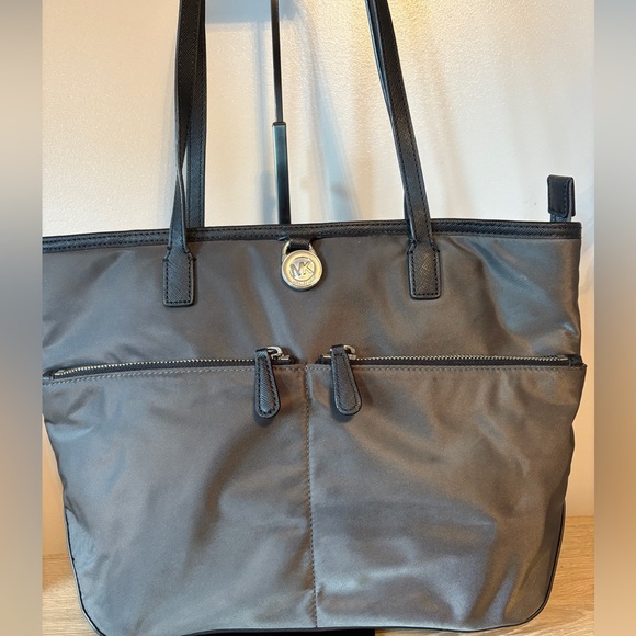 ☀️Michael Michael Kors Shoulder Bag
Grey Nylon - Picture 1 of 7